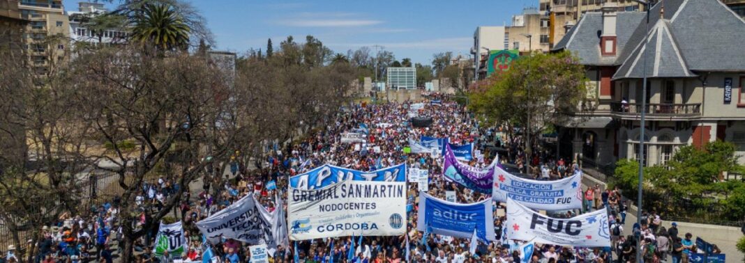Estudiantes y docentes marchando en la cuarta Marcha Federal Universitaria en Córdoba