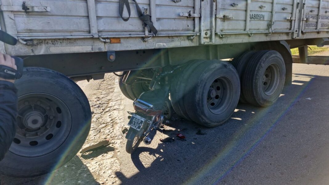 Motocicleta debajo de un camión en avenida Las Malvinas, Córdoba