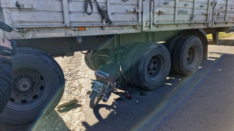 Motocicleta debajo de un camión en avenida Las Malvinas, Córdoba