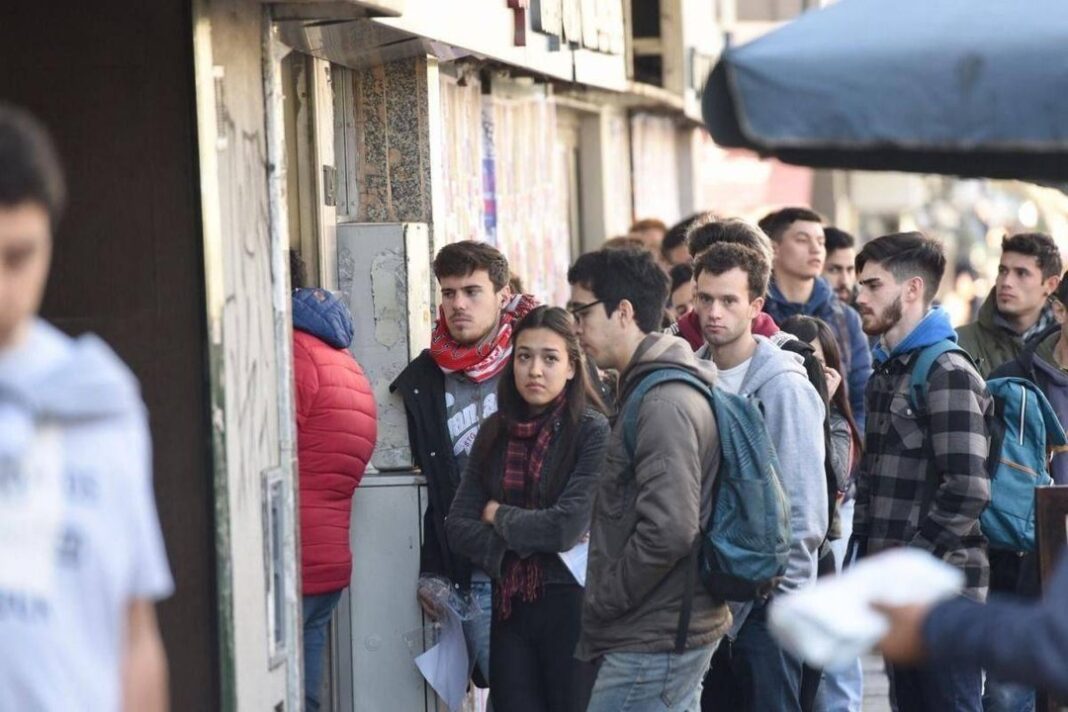 Gráfico sobre el desempleo blue en Argentina y la diferencia con el índice oficial del INDEC