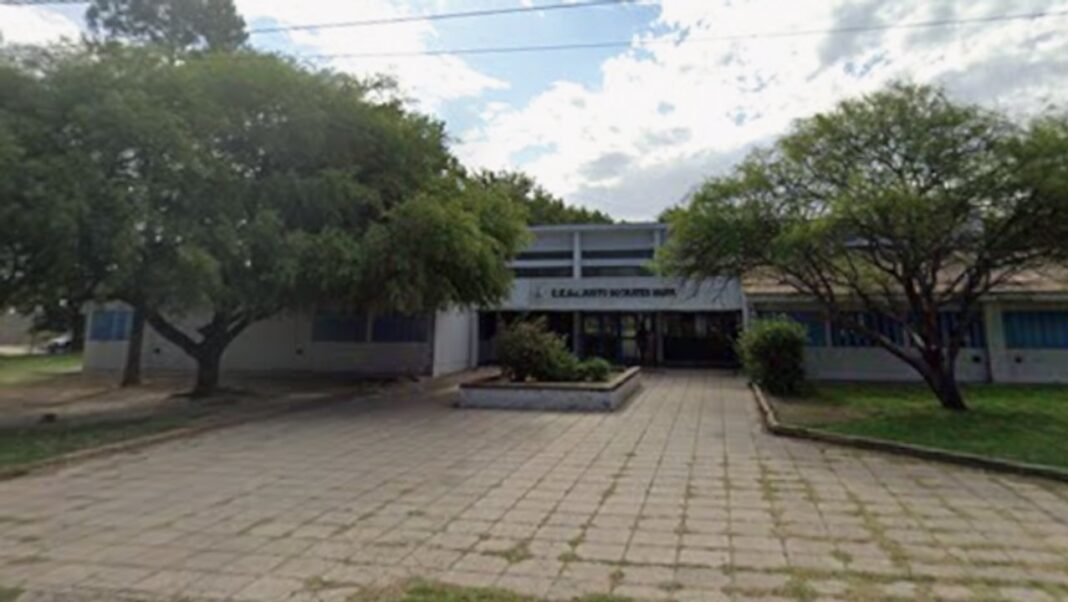 Policía en la puerta del colegio Sócrates Anaya tras los disparos en Río Cuarto