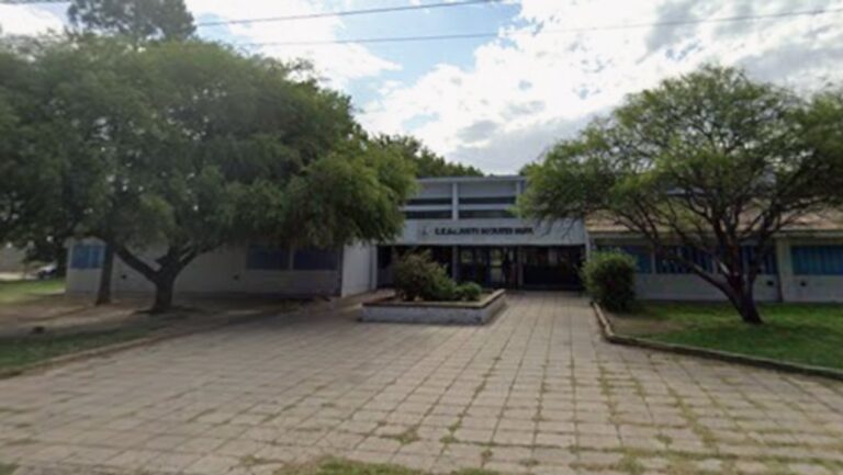 Policía en la puerta del colegio Sócrates Anaya tras los disparos en Río Cuarto