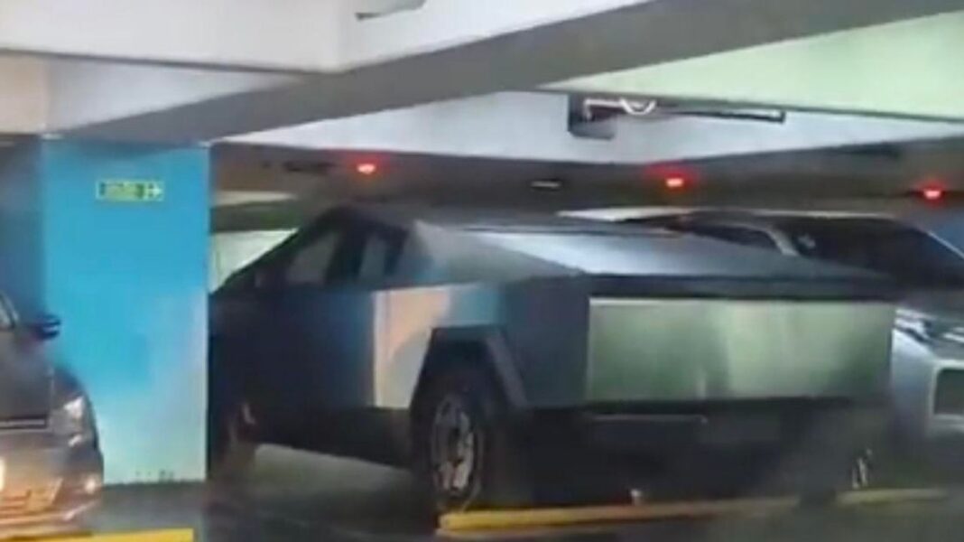 Cybertruck estacionada en el Congreso de la Nación Argentina