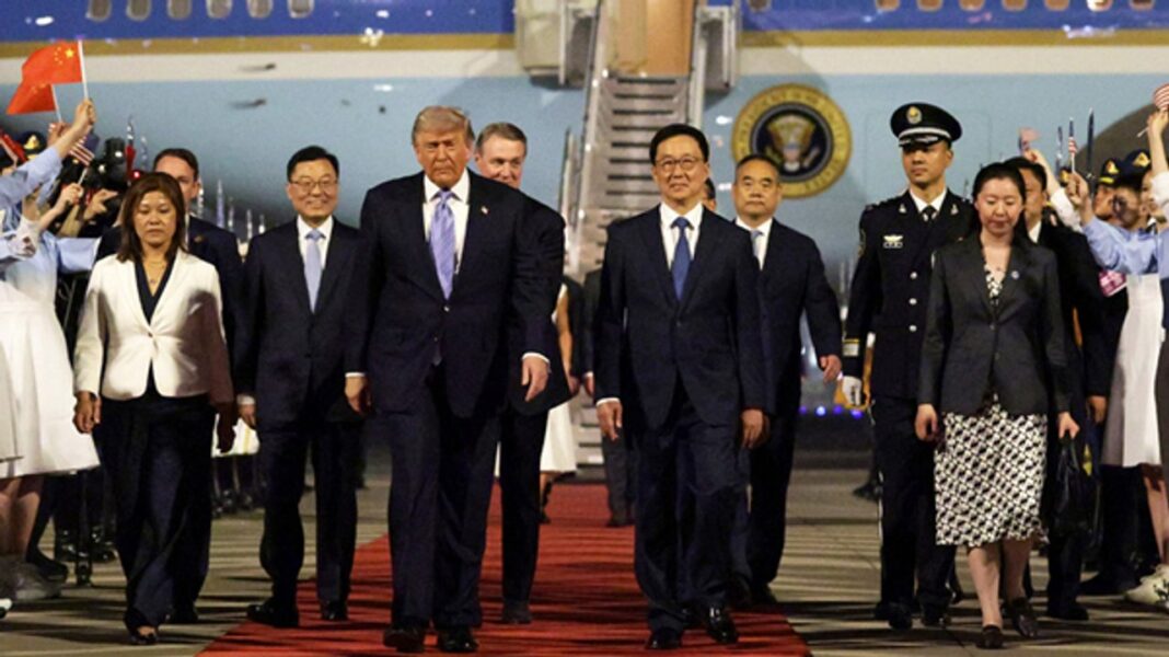 Donald Trump desciende del avión en China recibido por autoridades y guardia de honor