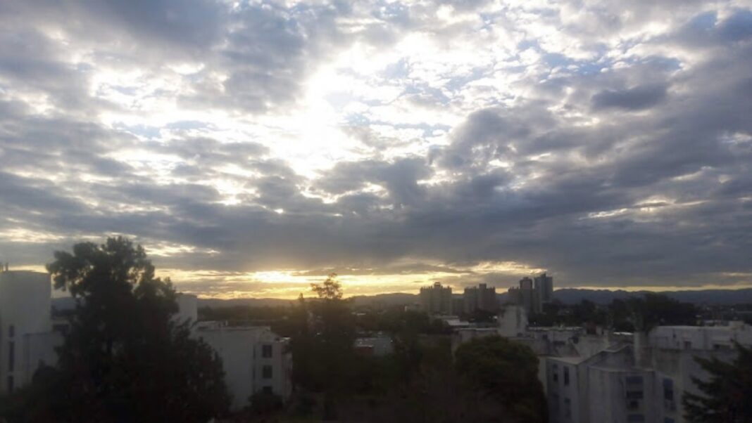 Vista de la ciudad de Córdoba con cielo nublado y árboles otoñales