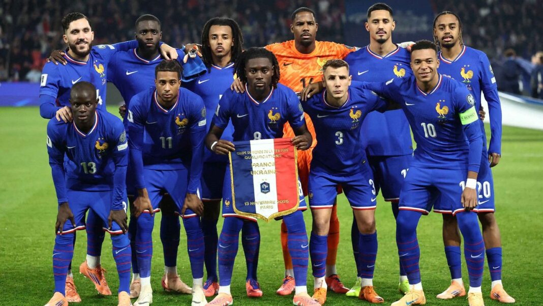 Escudo de la selección de fútbol de Francia sobre fondo azul con la leyenda Mundial 2026