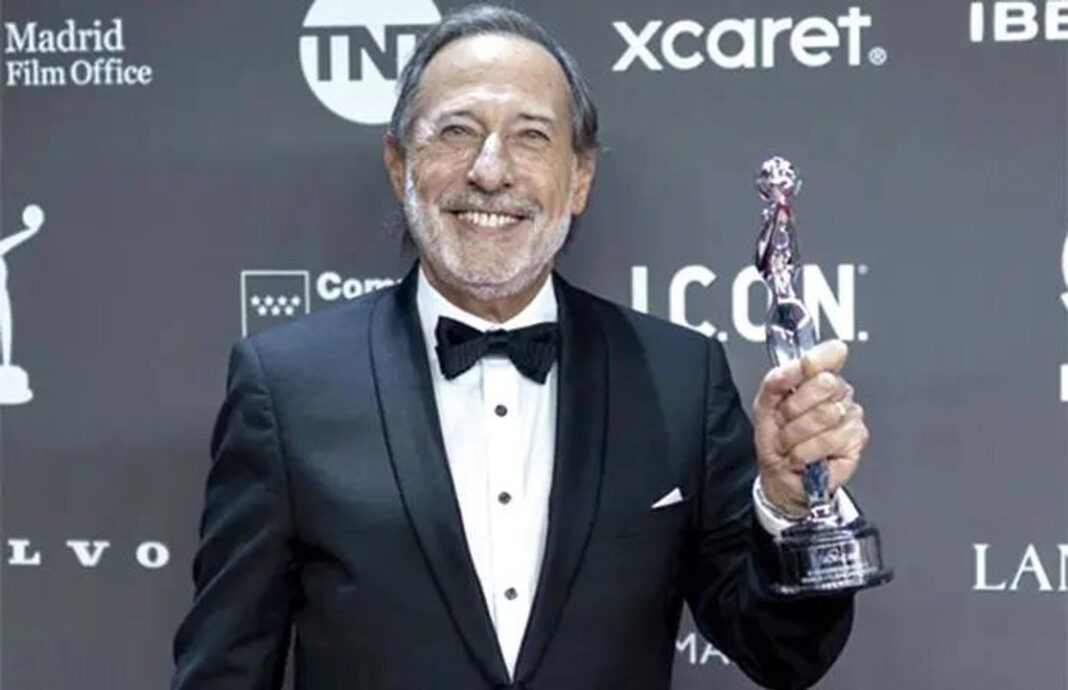Guillermo Francella sosteniendo el Premio Platino de Honor en el escenario del Teatro Gran Tlachco