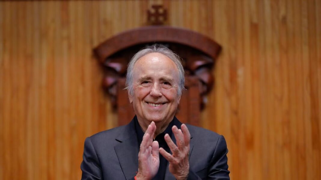 Joan Manuel Serrat hablando en el Congreso internacional sobre personas mayores en Barcelona