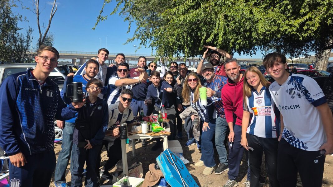 Hinchas en la previa del clásico en el estadio Kempes de Córdoba