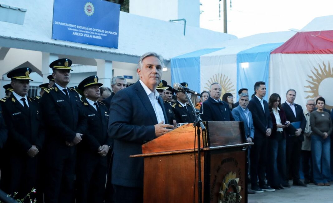 Martín Llaryora junto a autoridades durante la inauguración del anexo de la Escuela de Oficiales de Policía en Villa María
