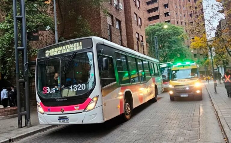 Calle Belgrano cortada por accidente de colectivo en barrio Güemes, Córdoba