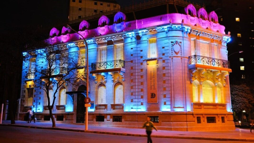 Fachada del Museo Emilio Caraffa en Córdoba con cartel de entrada gratuita