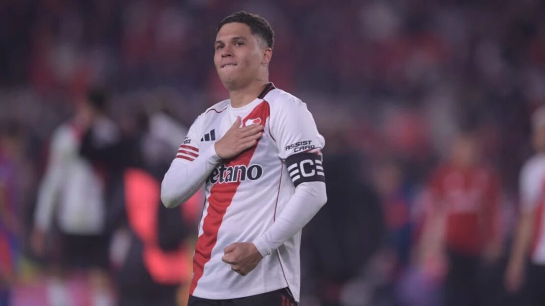 Estadio Monumental de River Plate con jugadores en la cancha durante el partido contra Gimnasia