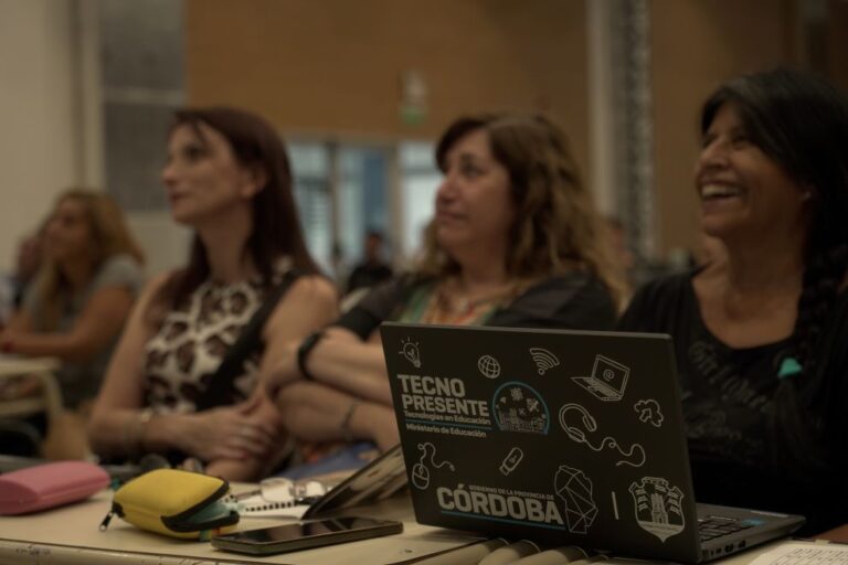 Captura de pantalla de la plataforma TecnoPresente en Línea con recursos educativos digitales