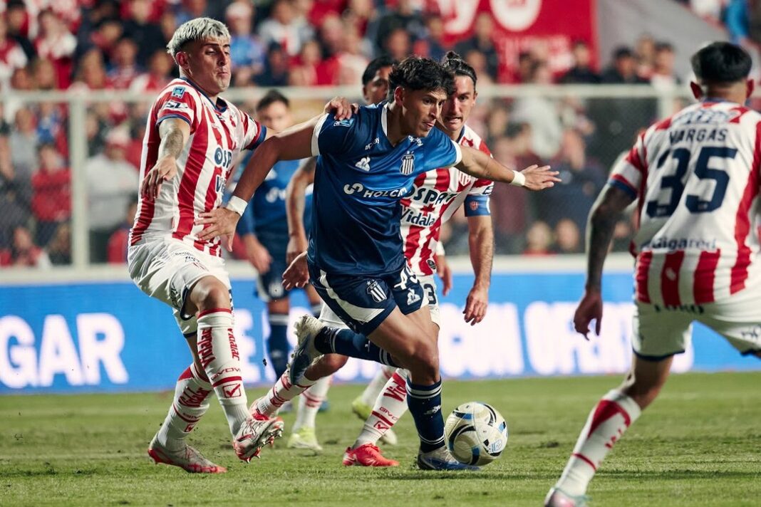 Jugadores de Talleres celebrando un gol durante el partido ante Unión en el estadio 15 de Abril