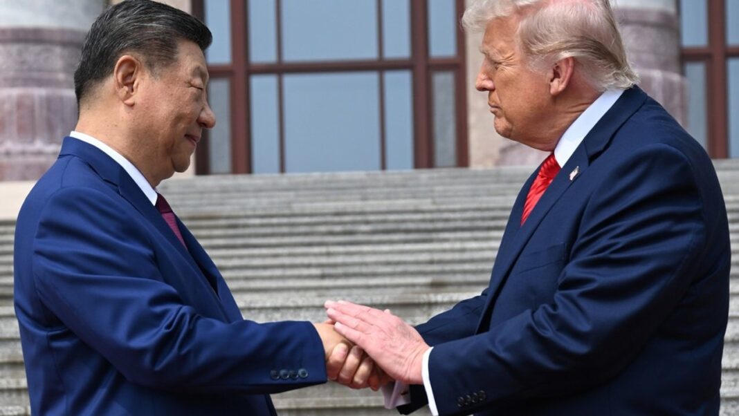 Donald Trump y Xi Jinping durante el apretón de manos en Pekín