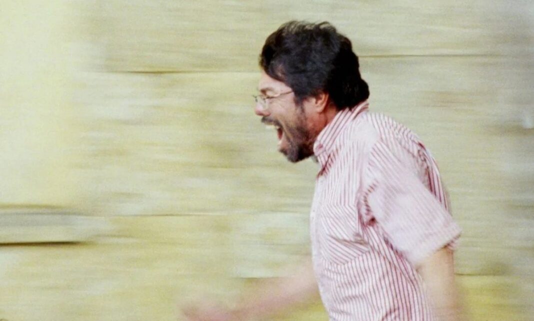 Escena de la película Un poeta con el actor Ubeimar Ríos como Óscar Restrepo