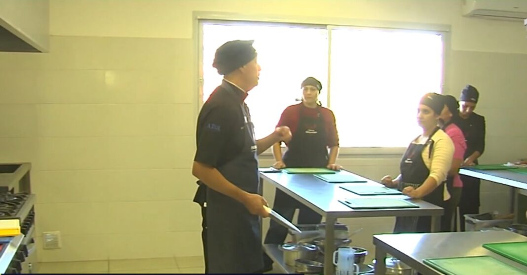 Personas participando en una capacitación del programa Oficios que alimentan en Córdoba