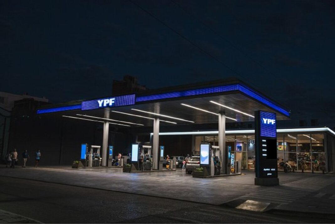 Surtidor de YPF con precios de combustibles visibles