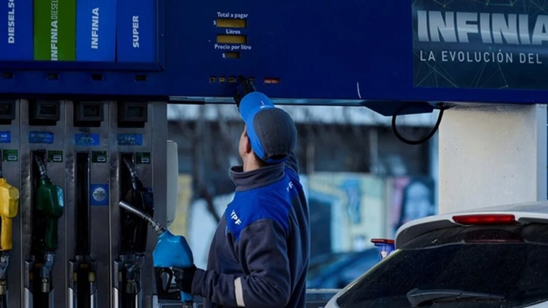 Estación de servicio YPF en Córdoba con pizarra de precios de nafta