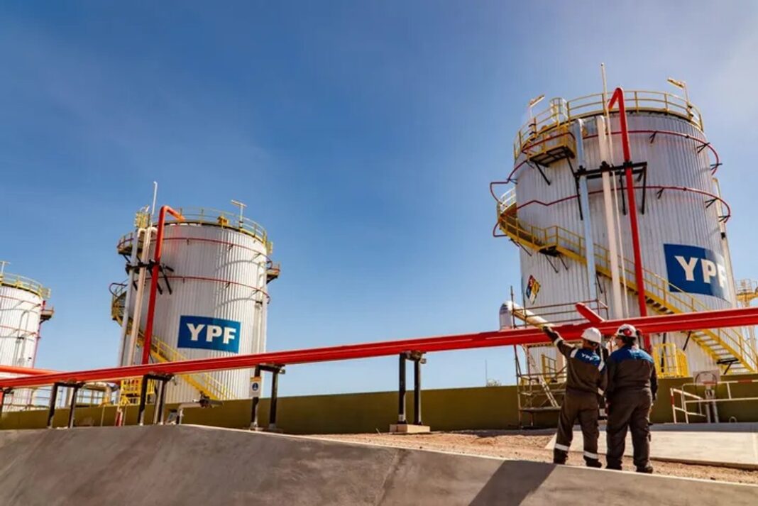 Vista de la formación Vaca Muerta con torres de perforación de YPF