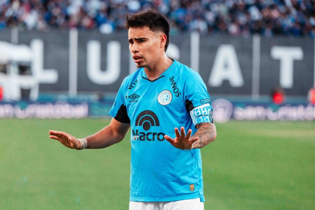 Lucas Zelarayán con el pelo teñido de color celeste celebrando el triunfo de Belgrano